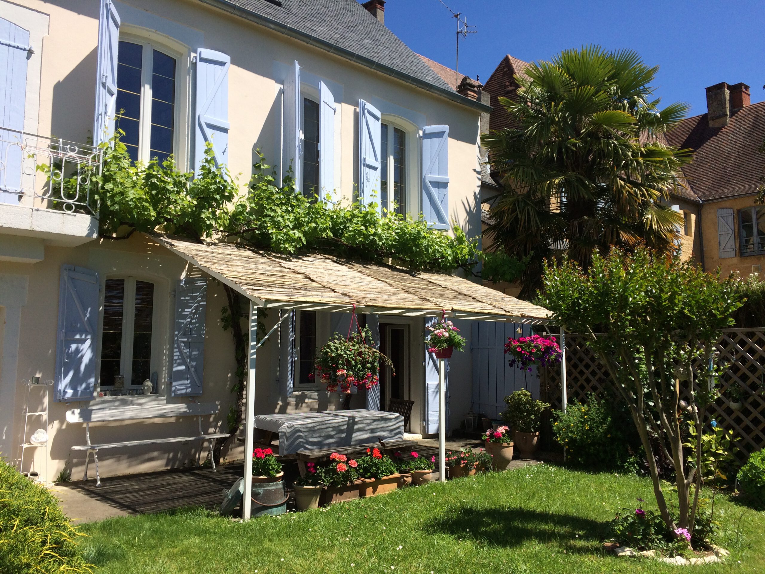 Façade et terrasse du gîte Jules et Mimi en Chemin à Gourdon